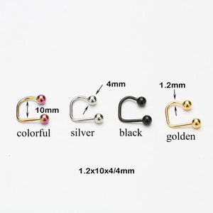 Puede incluir: Cuatro anillos de nariz en diferentes colores: colorido, plateado, negro y dorado. Cada anillo es una barra curva con dos peque&ntilde;as bolas en los extremos. Los anillos tienen 1,2 mm de grosor, 10 mm de largo y 4 mm de ancho. 1,2x10x4/4mm