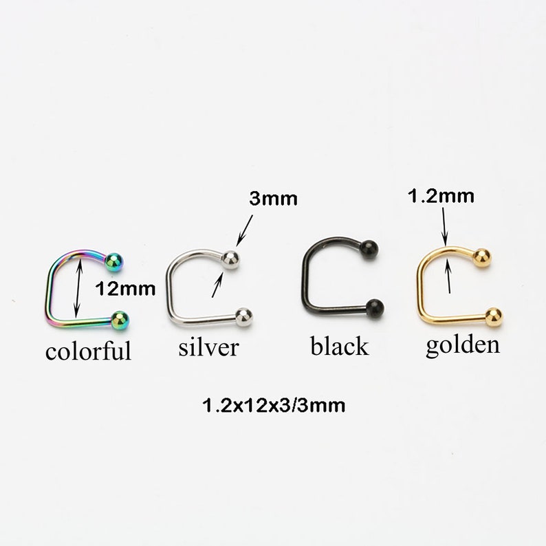 Puede incluir: Cuatro anillos de nariz en diferentes colores: arco&iacute;ris, plata, negro y oro. Cada anillo tiene forma de U con dos peque&ntilde;as bolas en los extremos. Los anillos miden 1,2 cm de ancho, 1,2 cm de alto y 3 cm de largo. 1,2x12x3/3mm