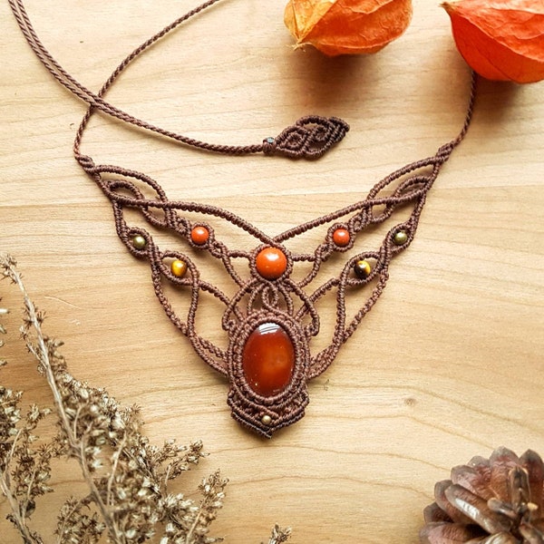 Collier plastron marron et rouge en macramé, collier pierre naturelle de cornaline et œil de tigre pour femme