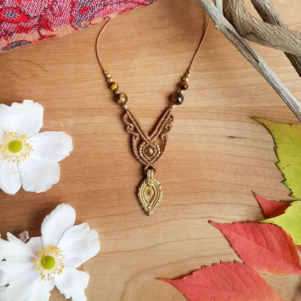 Collier œil de tigre marron en macramé, collier ethnique avec pierre naturelle et pendant laiton style indien