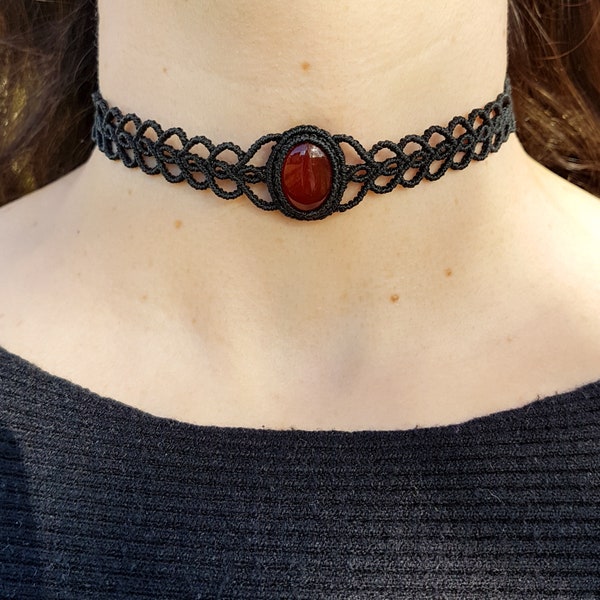 Collier ras de cou noir avec pierre rouge en macramé, choker noir avec pierre naturelle, tour de cou romantique noir et rouge pour femme