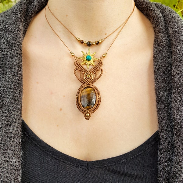 Collier œil de tigre multi rangs en macramé,  collier ethnique marron et turquoise, collier soleil avec pierre naturelle et laiton