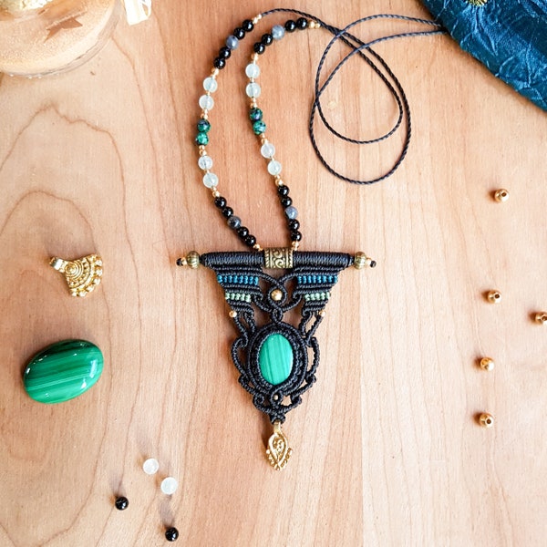 Collier ethnique noir et vert avec pierre de malachite en macramé, pendentif pierre naturelle et laiton, sautoir tribal avec perles