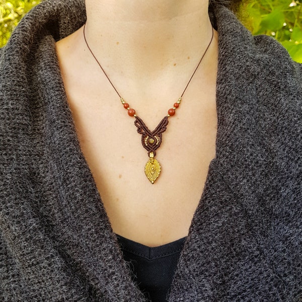 Collier ethnique marron et rouge en macramé, collier avec perles de jaspe rouge, pendentif pierre naturelle et pendant laiton