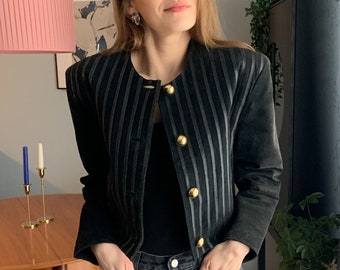 Vintage 80er 90er Patti Pen schwarze Wildlederjacke mit Schulterpolstern und goldener Knopfleiste