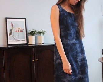 Vintage langes ärmelloses Kleid gerade geschnitten aus 90er Jahre mit Batik Muster in blau, Größe 38
