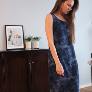 Vintage long sleeveless dress straight cut from the 90s with batik pattern in blue, size 38 image 1