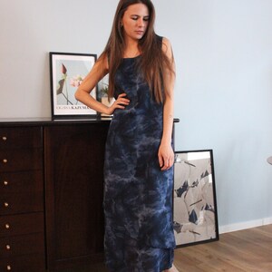 Vintage long sleeveless dress straight cut from the 90s with batik pattern in blue, size 38 image 2