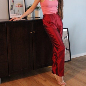 Vintage Hoch taillierte elegante Seidenhose in Rot, Große 38, perfekt für festliche Anlässe