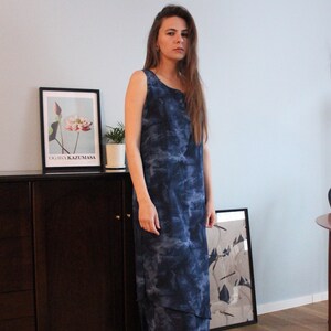 Vintage long sleeveless dress straight cut from the 90s with batik pattern in blue, size 38 image 3