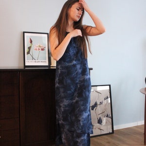 Vintage long sleeveless dress straight cut from the 90s with batik pattern in blue, size 38 image 7