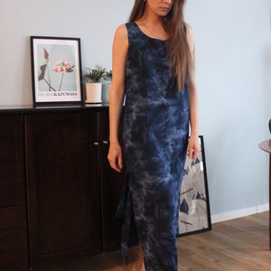 Vintage long sleeveless dress straight cut from the 90s with batik pattern in blue, size 38 image 4