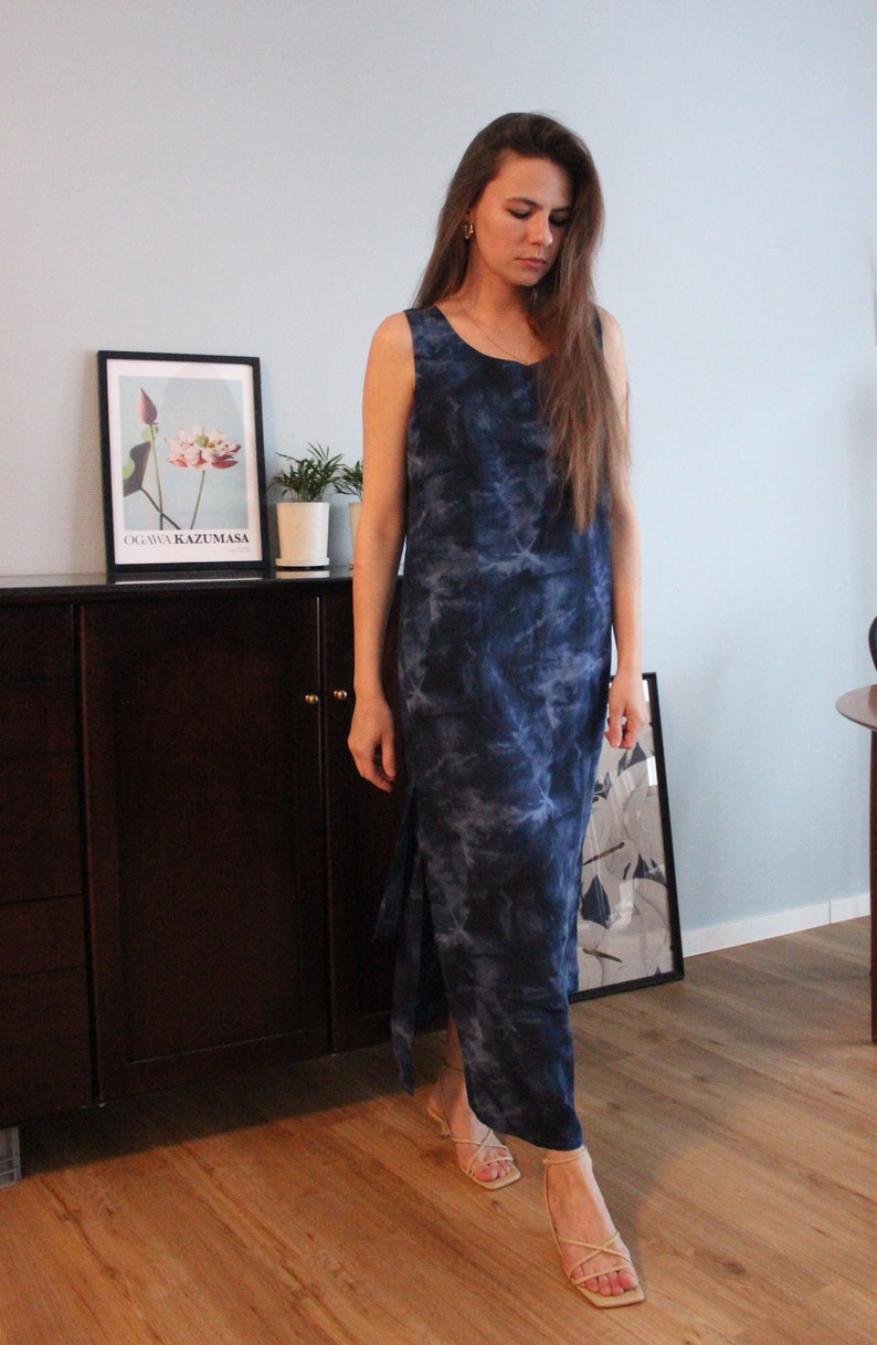 Vintage long sleeveless dress straight cut from the 90s with batik pattern in blue, size 38 image 4