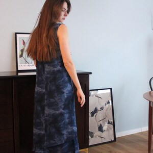 Vintage long sleeveless dress straight cut from the 90s with batik pattern in blue, size 38 image 5