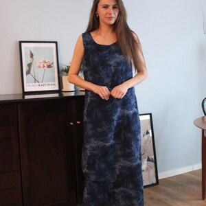 Vintage long sleeveless dress straight cut from the 90s with batik pattern in blue, size 38 image 6