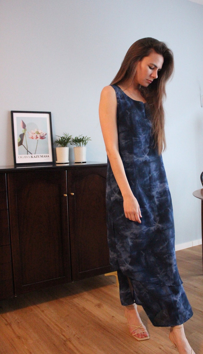 Vintage long sleeveless dress straight cut from the 90s with batik pattern in blue, size 38 image 1