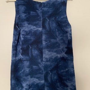 Vintage long sleeveless dress straight cut from the 90s with batik pattern in blue, size 38 image 10