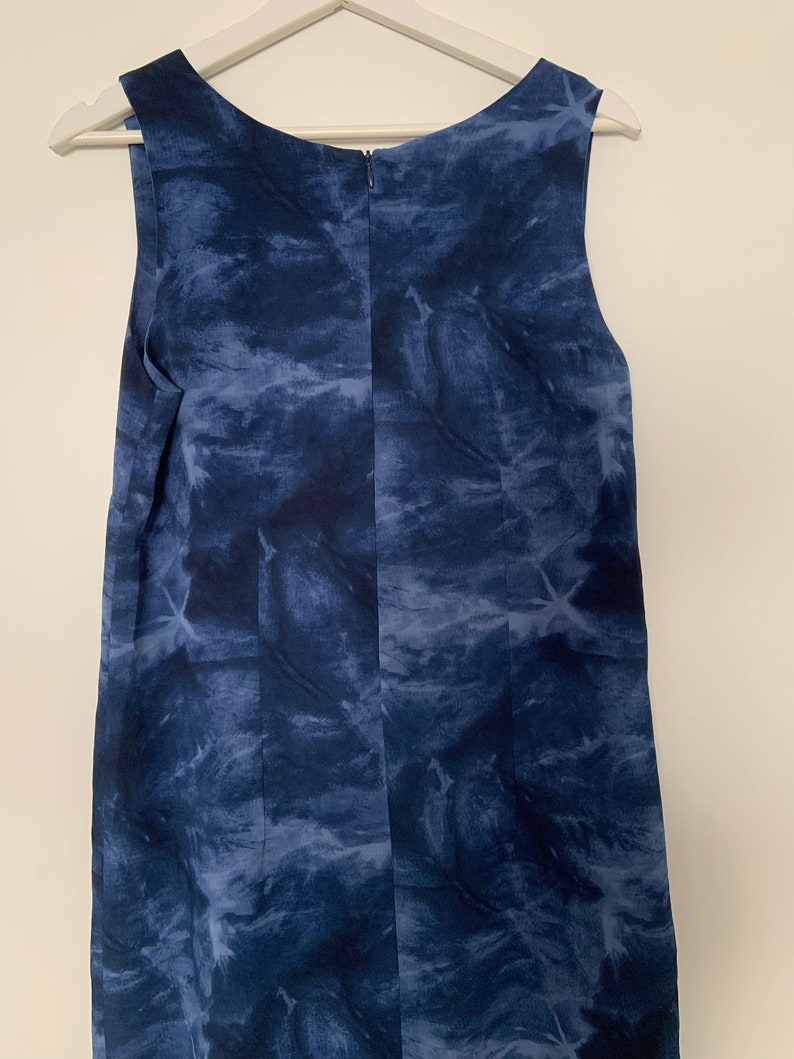 Vintage long sleeveless dress straight cut from the 90s with batik pattern in blue, size 38 image 10