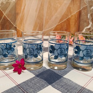 Set mit vier Trinkgläsern, Crisa Blue Flower Saftgläser, Retro Country Farmhouse Kitchen Florals