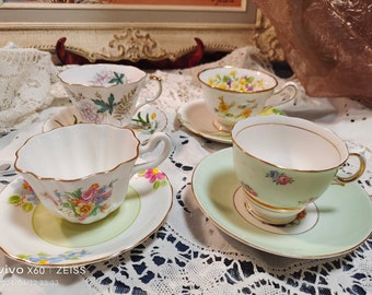 Ensemble de quatre tasses à thé et soucoupes dépareillées, fabriquées en Angleterre