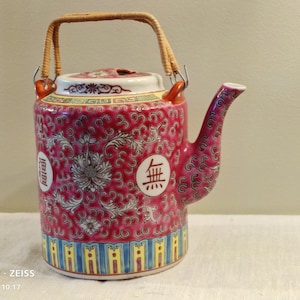 Théière Mun Shou vintage, Chine, motif Longevity Famille Rose par Jingdezhen Factory