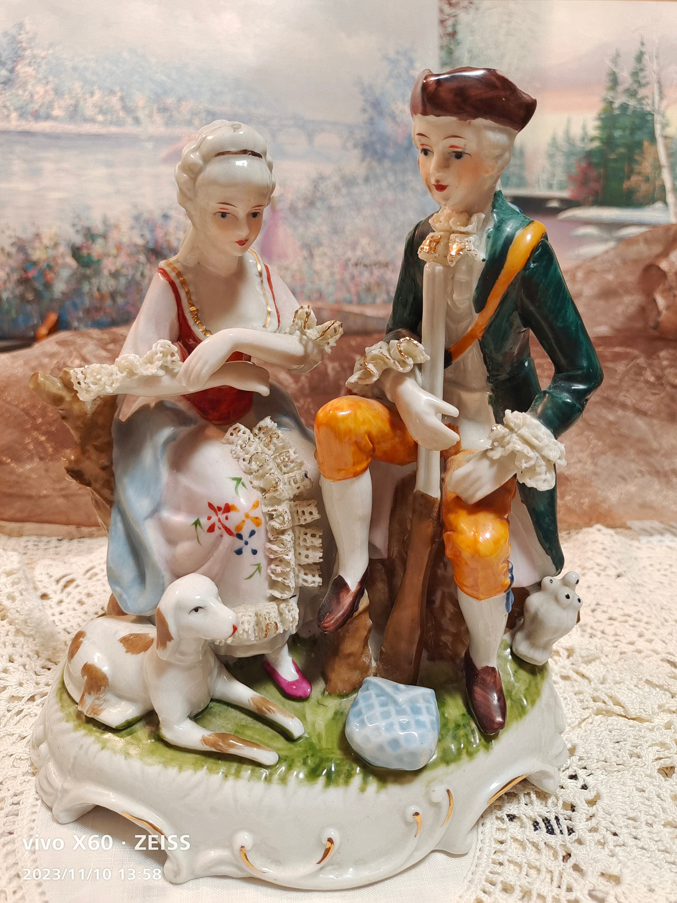 シーソー フィギュリン german porcelain ドイツ アンティーク KPM Style Vintage Courting Couple With Hunting Dog Dresden Lace