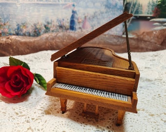 Caixa de música vintage em miniatura de madeira para piano de cauda