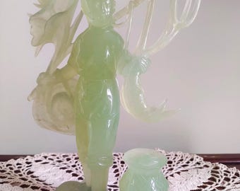 Escultura vintage de jade verde: Niña china con pez (1960)