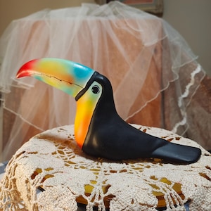 カラフルなトゥカンの陶器置物 カラフルなトゥカンの陶器置物