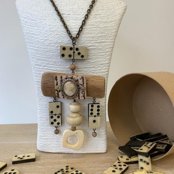 Collier pour femme avec Dominos, camée sur bois flotté, perles en os et pierre semi-précieuse : jaspe