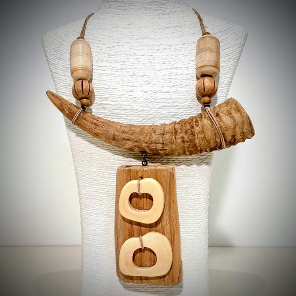 Collier ethnique avec corne véritable, os véritable et pendentif en bois