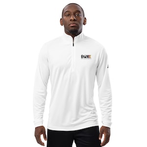 Op de afbeelding: Witte performance-shirt met lange mouwen en een kwart-rits. Het shirt heeft een zwart logo met de tekst "BOXX Motorsports" op de linkerborst.