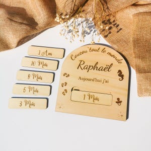 Carte étape naissance, carte age bébé, carte avec des mois interchangeable en bois gravé et personnalisée.