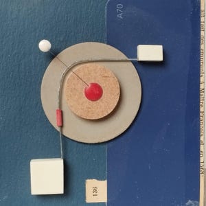 Deco moderne murale, un assemblage d'art abstrait carré qui s'accroche dans n'importe quel sens. 11,5 cm ( 4,5 pouces )