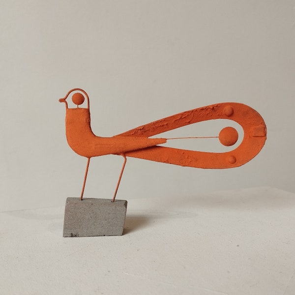 Oiseau en bois et papier orange mat, sculpture originale pour votre collection d'objets insolites, fait-main en un exemplaire.