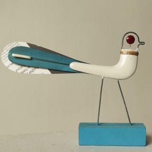 Naive sculpture of a bird, minimalist design, an original handmade creation. Height 7.5 cm (3 inches)