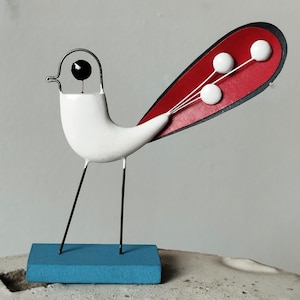 Naiv och minimalistisk skulptur av en fågel, handgjord i harts och tråd, höjd 8 cm (3,2 tum)