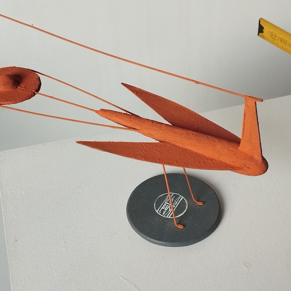 Sculpture bois, papier, fil de fer, un oiseau orange au design minimal géométrique, Fait main, un exemplaire, déco, collection, cadeau.