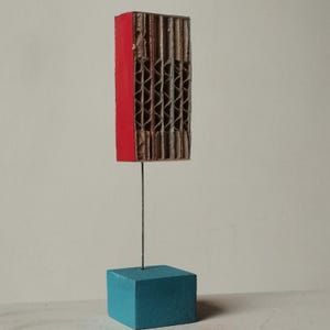 Pequeña escultura inusual, construcción de cartón sobre su base de madera, original decoración boho. Altura 11,5 cm (4,5 pulgadas)