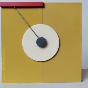 Sculpture peinture, art mural, un assemblage abstrait et carré qui s'accroche dans n'importe quel sens. Hauteur 11,5 cm ( 4,5 pouces )