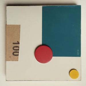 Collage papier et résine sur carton rigide et bois, prêt à suspendre dans n'importe quel sens. Hauteur 11,5 cm ( 4,5 pouces )