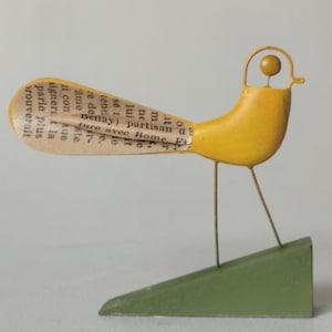 Mini scultura ingenua e colorata di un uccello, piccolo oggetto decorativo originale fatto a mano, altezza 7,5 cm (3 pollici)
