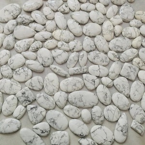 Lote de táxis de howlita, atacado de howlita branca, pingentes de colar de formatos e tamanhos mistos para anéis, atacado de lote a granel.