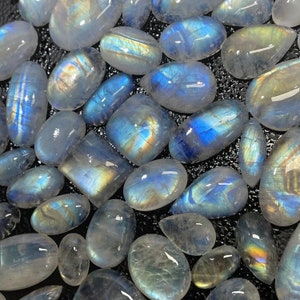 Lotto misto di pietre preziose naturali, pietra di luna blu elettrico, fuoco sgargiante, arcobaleno bianco calibrato e liscio di alta qualità.