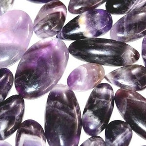 Designer Amethist Minder, kilogram Geweldig! Kwaliteitsontwerper Amethist minder cabochon edelsteen bulkpartij mix vorm en alle maten. Groothandelkavel.