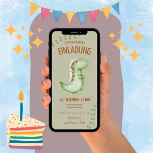 Könnte beinhalten: Ein Smartphone-Bildschirm mit einer grünen Dinosaurier-Illustration und dem Text "LINUS WIRD 2 EINLADUNG 27. DEZEMBER 15 UHR Am Traumweg 8 20149 Hamburg Ich freue mich "roooaar" sehr auf euch! Eurer Linus mit Mama + Papa"