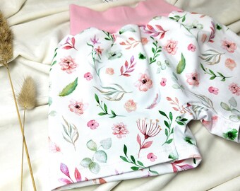 florale Sommer Shorty kurze Hose Shorts in – Blumen-Wiese-Muster rosé-weiß-grün