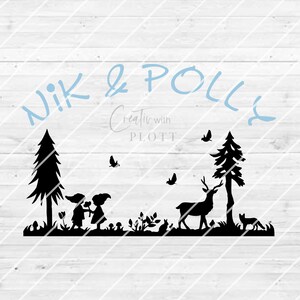 Op de afbeelding: Zwart silhouetontwerp met twee kinderen die bloemen vasthouden, een hert, een kat en twee bomen. De tekst "NIK & POLLY" staat bovenaan in het blauw.