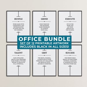 Puede incluir: Un conjunto de 12 impresiones de arte de oficina en blanco y negro. Cada impresión presenta una palabra motivacional como "Hustle" o "Grind" con una cita inspiradora. Las impresiones se muestran en una pared blanca en un entorno de oficina moderno.