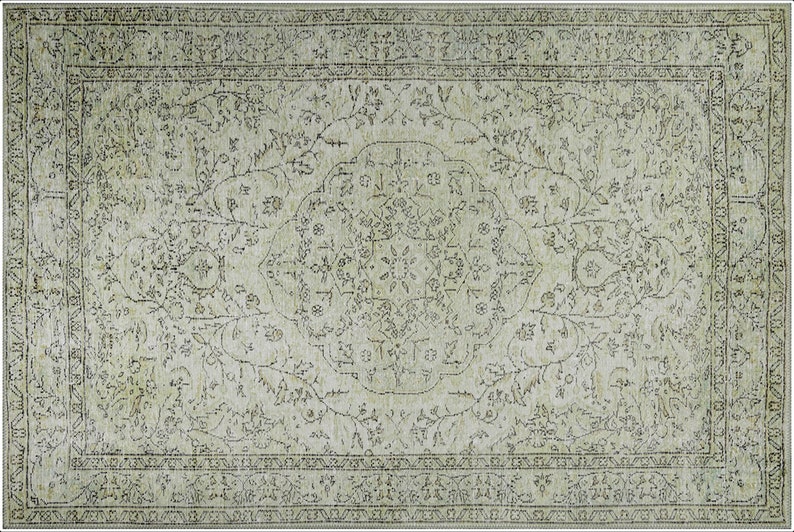 Pu&ograve; includere: Un tappeto vintage con sfondo verde chiaro e un motivo floreale dettagliato in nero. Il tappeto ha un bordo con un motivo geometrico.